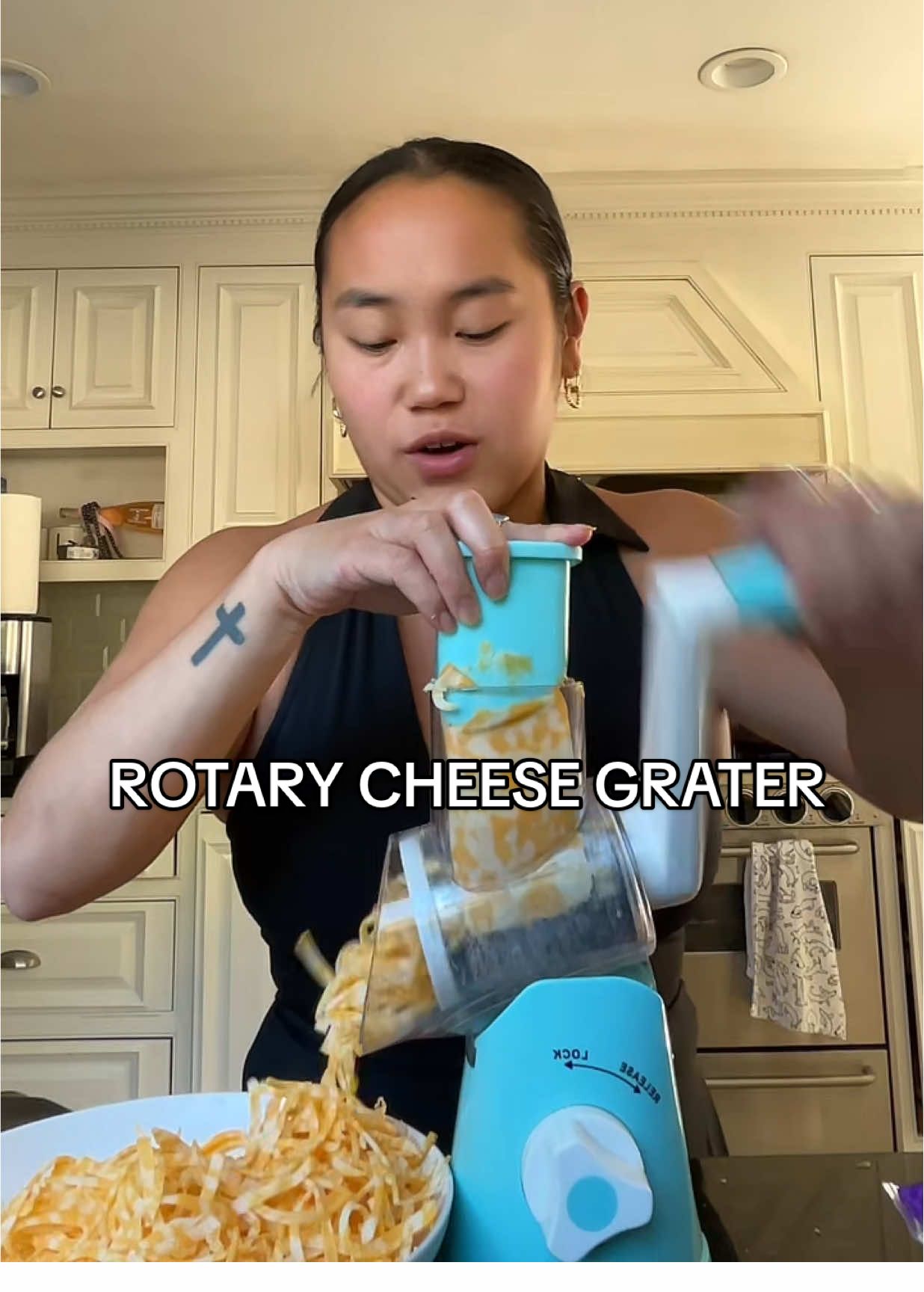 The fastest way to grate cheese #cheesegrater #cheese #macandcheese #macncheese #giftguide #gifts #tiktokshopblackfriday #tiktokshopholidaydeals #tiktokshopcybermonday 