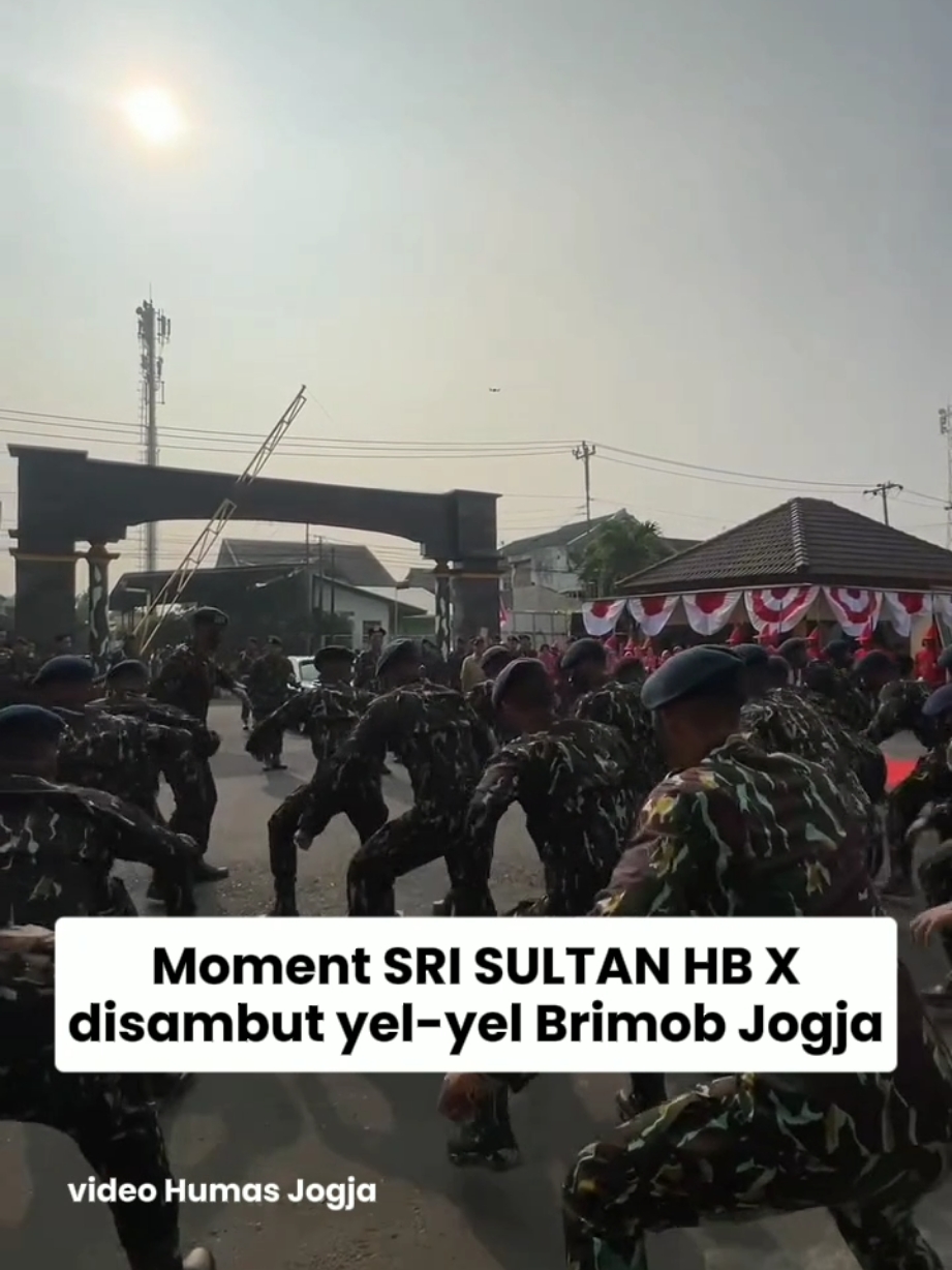 moment Sri Sultan HB X disambut yel-yel oleh anggota Satbrimob Polda DIY saat  menghadiri syukuran dalam rangka HUT ke-79 Korps Brimob Polri di Mako Satbrimob Polda DIY #polisi #polisikita #brimob 