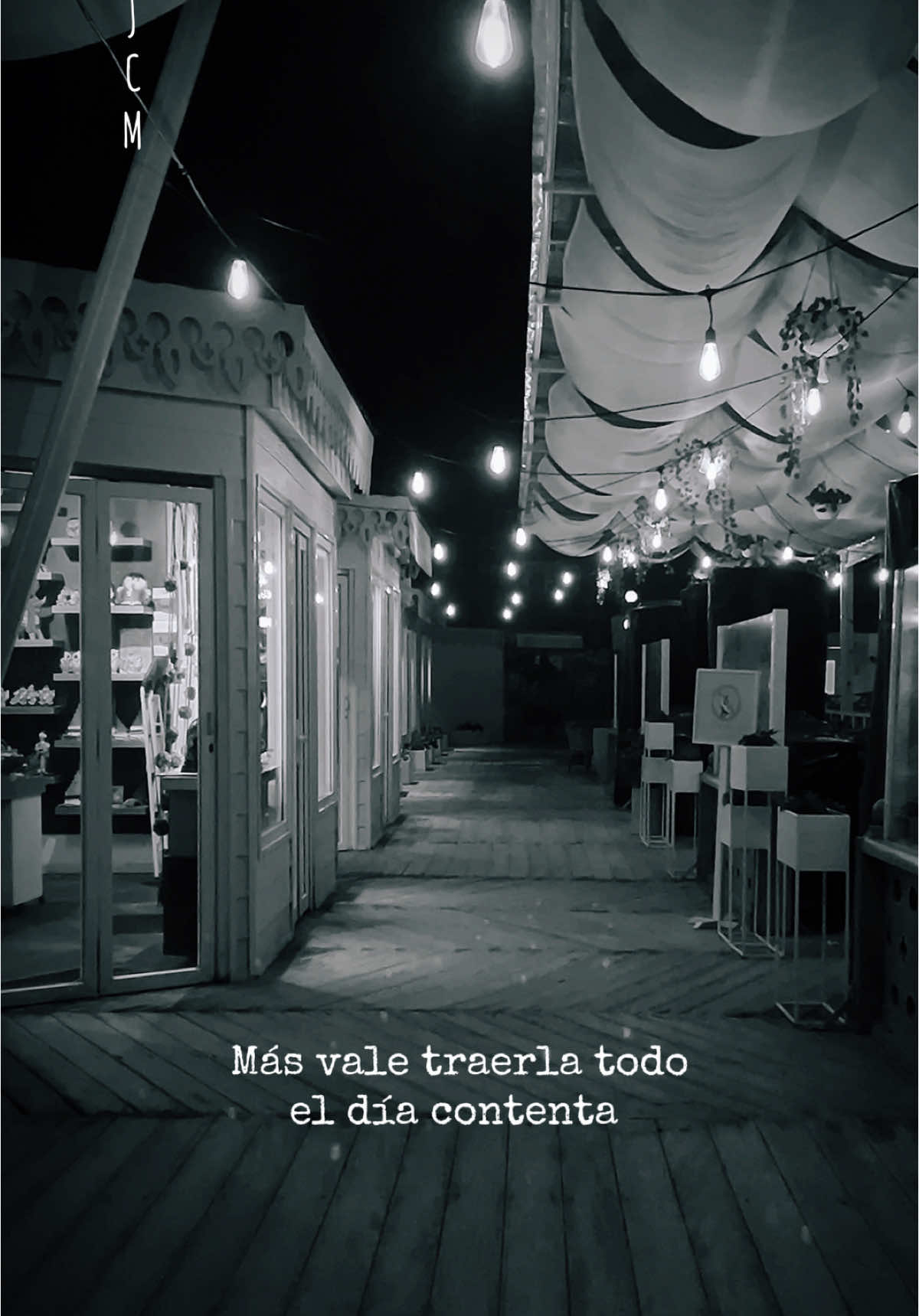 Si al recordar sonríes… valió la pena.🍷😌🌃 #canciones #romanticas #vida #vide #fotografia 