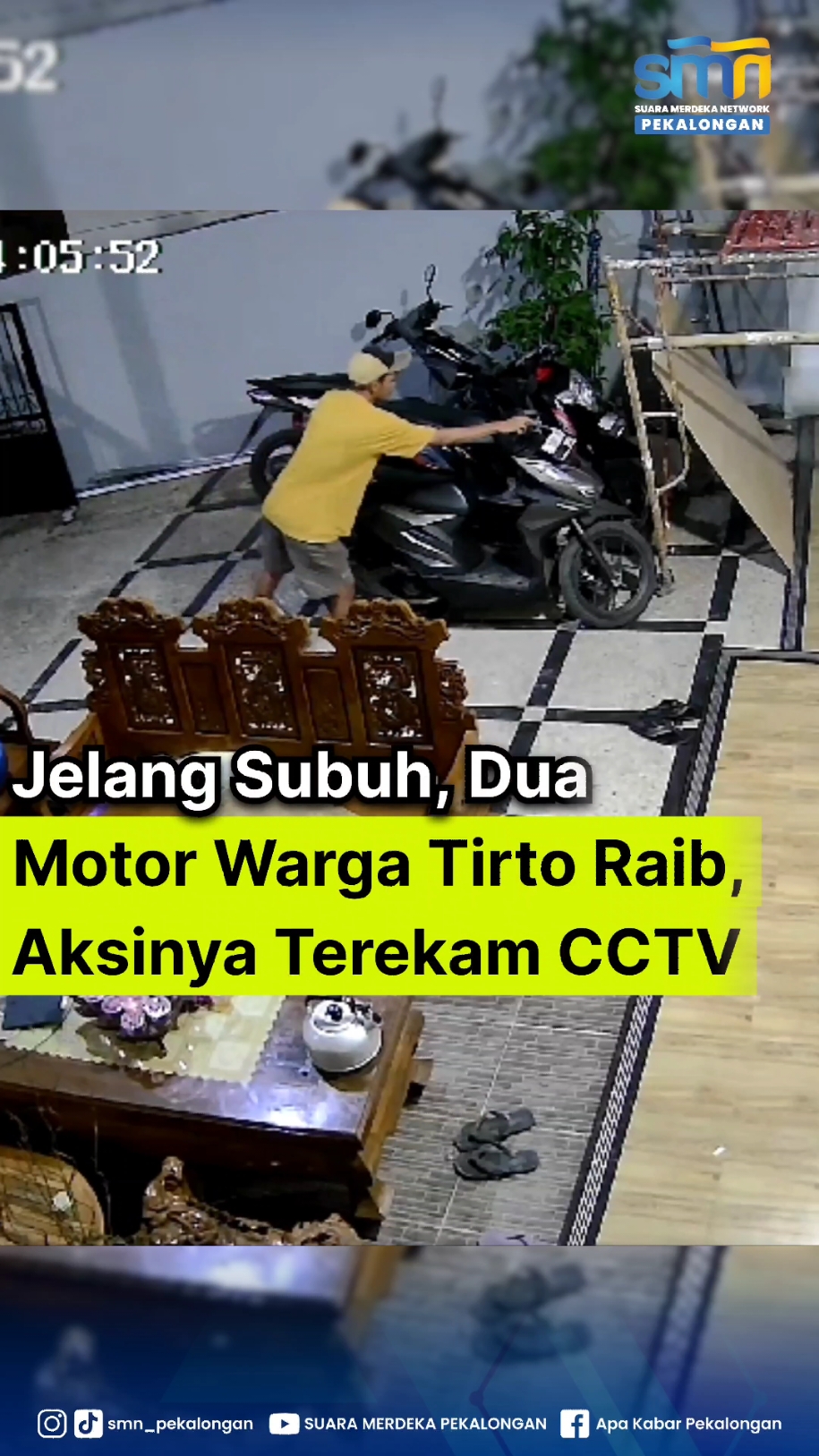 Pekalongan - Warga Kelurahan Tirto, Gang 1, Kota Pekalongan, dikejutkan oleh aksi pencurian sepeda motor yang terjadi di salah satu rumah warga pada dini hari. Dua motor yang terparkir di teras rumah raib dibawa komplotan pencuri. Aksi pelaku terekam jelas oleh kamera CCTV yang terpasang di area tersebut. Dalam rekaman CCTV, terlihat para pelaku beraksi dengan cepat dan terorganisir. Mereka berhasil membawa kabur dua motor tanpa menimbulkan kecurigaan warga sekitar. Peristiwa ini terjadi jelang subuh, ketika situasi lingkungan cenderung sepi. Pihak kepolisian diharapkan bisa segera mengusut tuntas kasus ini, mengingat bukti berupa rekaman CCTV telah tersedia. Warga juga diimbau untuk lebih waspada dan memastikan keamanan lingkungan masing-masing, serta menambah pengamanan pada kendaraan untuk mengurangi risiko kejadian serupa. Baca Selengkapnya: www.pantura.suaramerdeka.com #suaramerdeka #suaramerdekapekalongan