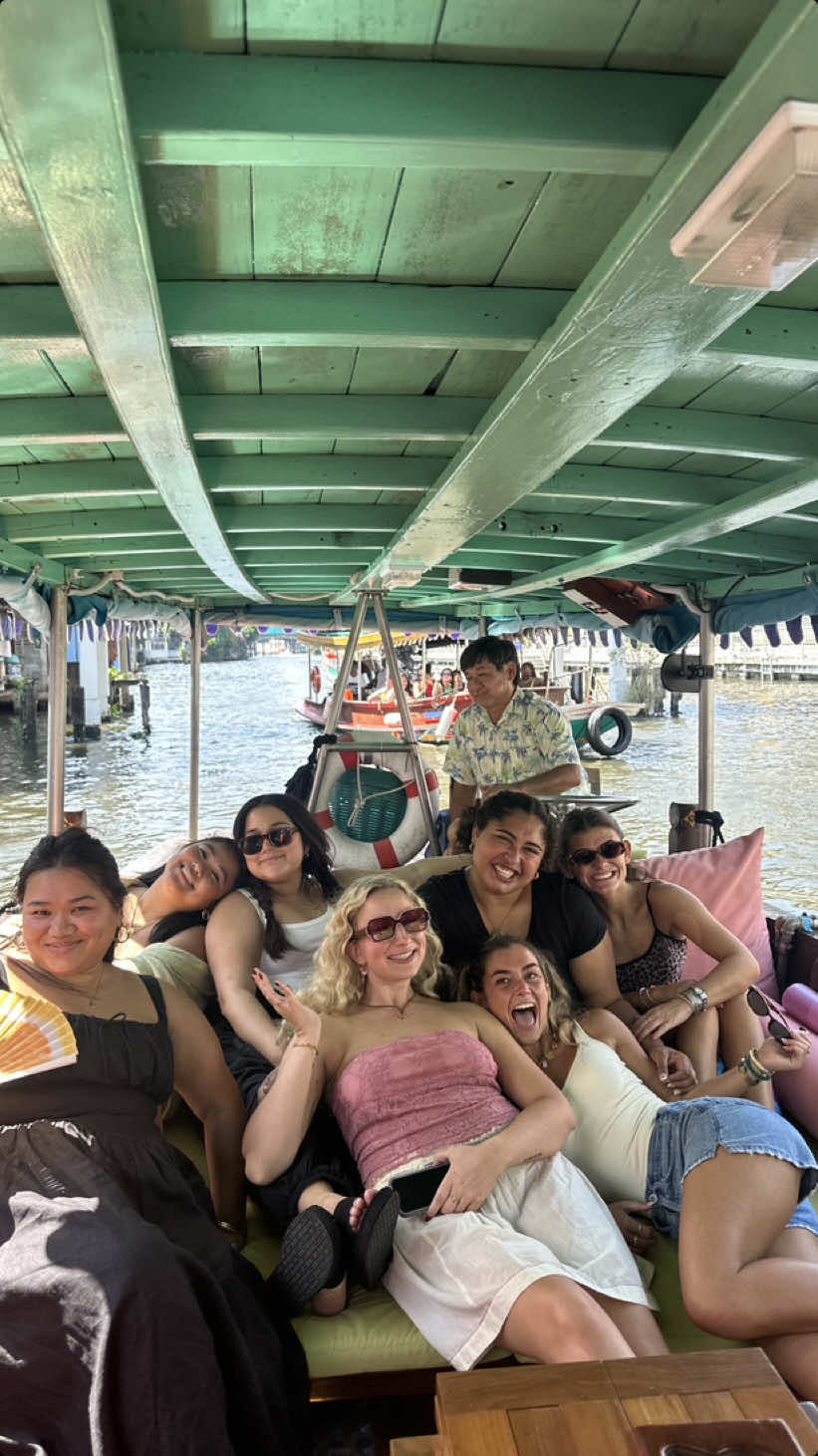 the canal cruise was electric in more ways than one ⚡️ #sustainabletravel #efultimatebreak (🎥 @Val Torrico) @Hannah Schlenker @Hopie Schlenker @candice nguyen 🕊 @Lanie @michelle @lauren licup 