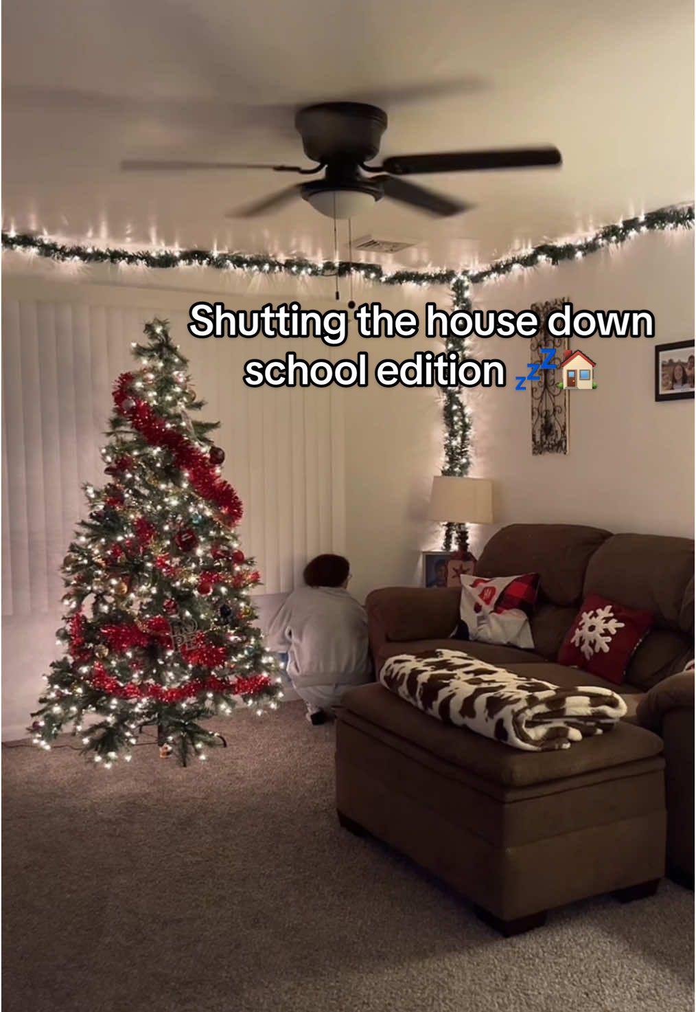 My living room makes me feel warm 😂🎄  #fyp #microinfluencer #shutthehousedown #closingtime #nightshift #nightroutine #schoolnight #cleanwithme #cleaningmotivation #christmas 