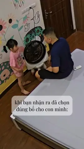 @Hùng Tự Hoàn Thiện Cách chồng mình yêu thương con gái khác với phần lớn những ông bố khác: dạy con bằng sự nghiêm khắc Nghiêm khắc ở đây không phải là soi xét, khắt khe từng li từng tí. Con vẫn có thể mắc những lỗi sai, vẫn là 1 em bé hết sức cá tính và có chính kiến. Nhưng tuyệt nhiên lỗi 