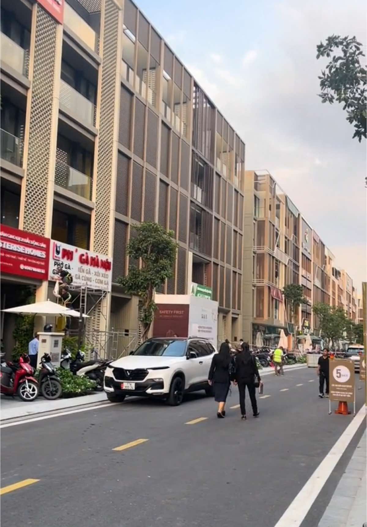 🏡 Dãy nhà phố thương mại Soho tại KĐT The Gloabl City đã đi vào hoạt động.  Chuẩn bị mở bán phân khu cao tầng đầu tiên Masteri Grand View kế bên. #hasunny  #globalcity  #theglobalcity  #masterigrandview  #masterisehomes  #canhoquan2  #batdongsan 