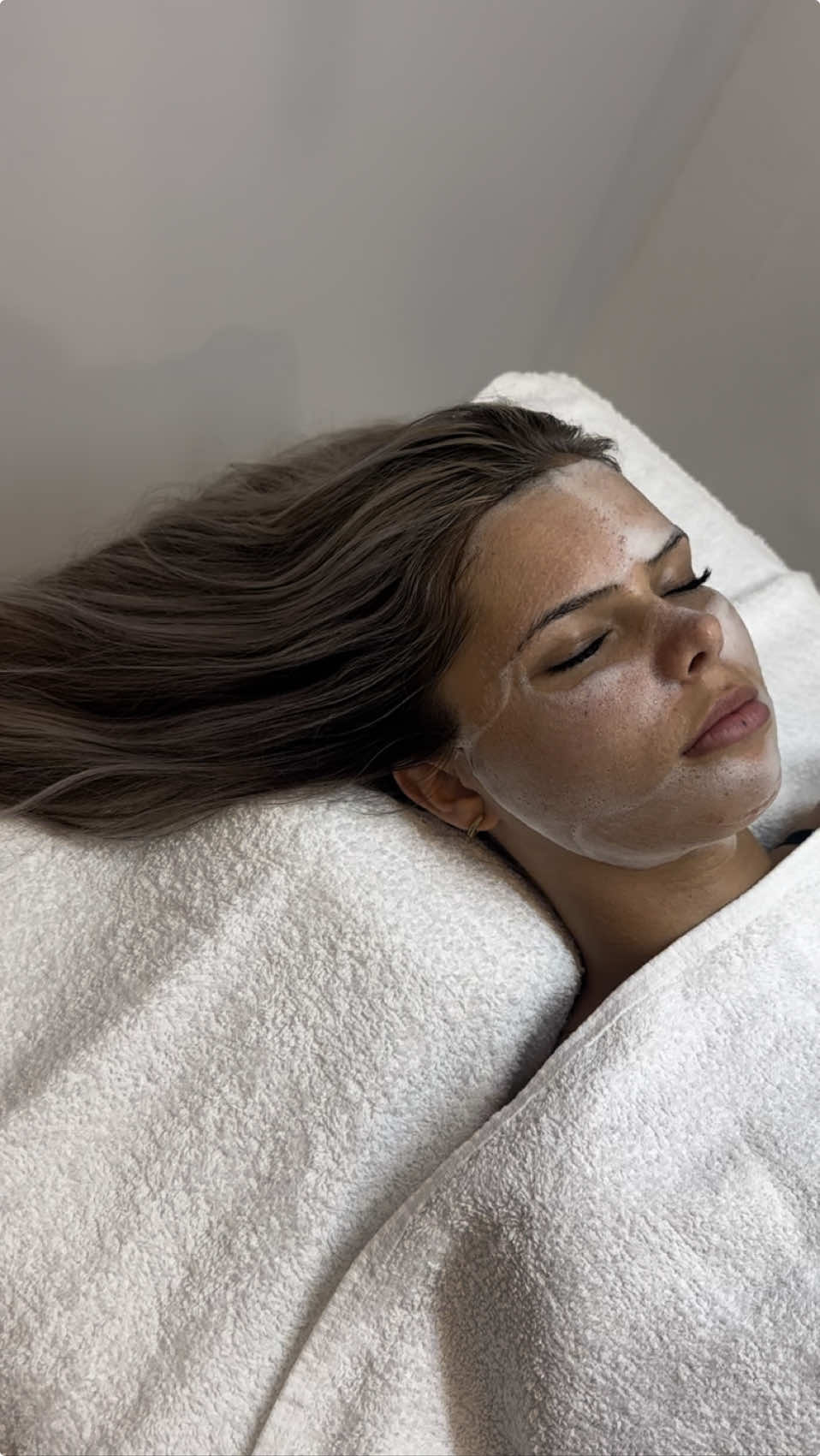 In our self-care era ♥️  Watch as we bring glow and relaxation to every step of your facial. Because you deserve to feel radiant, inside and out. ✨ #SelfCare #selfcareera #manifest #manifestgirl #facial #beautysalon #facialtreatment #esthetician 