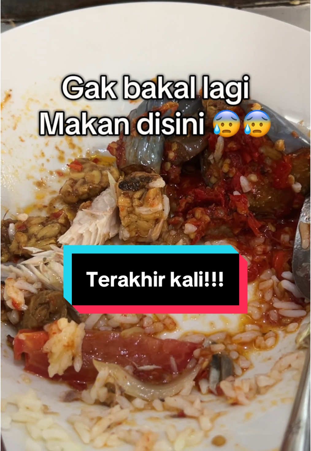 Padahal warteg ini langganan gw dan harga nya lumayan pricey tapi ini terakhir kali makan ga akan balik lagi deh 😰😰 #warteg #warungmakan #kedaimakanviral #tempatmakan 