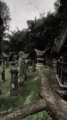 Situs Megalitik Kalimbuang Bori merupakan area pemakaman bagi penduduk Toraja yang memiliki status/jabatan tertinggi pada masanya. Kawasan ini dikelilingi oleh batu menhir warisan zaman megalitikum (sekitar 3500 - 1000 tahun sebelum Masehi) atau zaman batu besar. Toraja sangat terkenal dengan keunikannya dalam merayakan kematian. Masyarakat Toraja memiliki keyakinan dan rasa hormat tersendiri pada jiwa-jiwa orang mati karena bagi mereka, jiwa-jiwa orang mati merupakan leluhur yang mesti dihargai dan dihormati. . . . #situsbersejarah #rantekalimbuang #kalimbuangbori #borikalimbuang #adattoraja #exploresulsel #eksploretoraja #toraja #budayaindonesia #megalithic #megalitikum #stonehenge #stonehengeindonesia #wisatabersejarah #wonderfulindonesia #budayaindonesia 