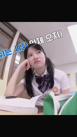 授業だるそうなウンチェも可愛い #LESSERAFIM #eunchae 
