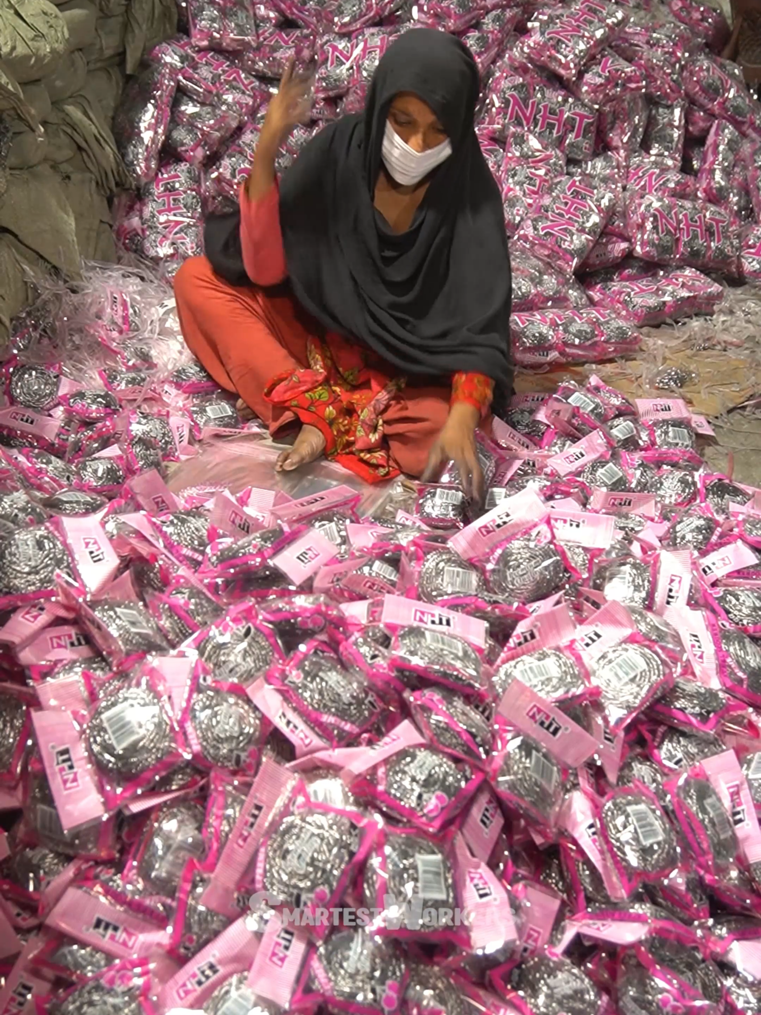 Manufacturing Stainless Steel Scourers in the Factory