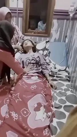 yaallah dek. betapa sakit nya itu nak kamu menahan rasa sakit di dada, tak henti henti nya MBK mu ini mengeluarkan air mata ketika melihat vidio ini🥹🥹 cepet sehat ya cantik ku cepat sembuh.. senajan MBK mu Iki galak koyo macan. tapi mbak mu sayang Ra tego delok cantik kesakitan... cepet sembuh ya cantik ku🥹🥹❤️ maaf in mb ya. blm bisa plng KRNA keadaan dan keperluan untuk kamu seklah dan untuk masa depan adek kamu🥹🥹 percaya lah cantik doa MBK selau bersama mu yang kuat ya cantik jangn menyerah sama keadaan.. kamu kuat kamu bisa . MBK yakin kamu bisa melewati semua ini🥹🥲🥹