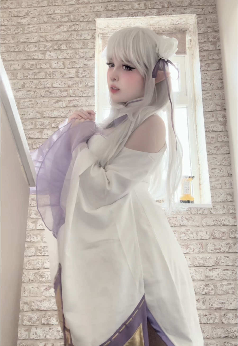 EMILIAAAAA😛 I rlly need to style her wig properly😞 how can it look better?  #cosplayer #cosplayanime #emilia #rezero #rezerocosplay #rezeroemilia #whitehair #anime #animecosplaygirl #animecosplay #cosplaytipsplease #cosplayhelpneeded #fyp 