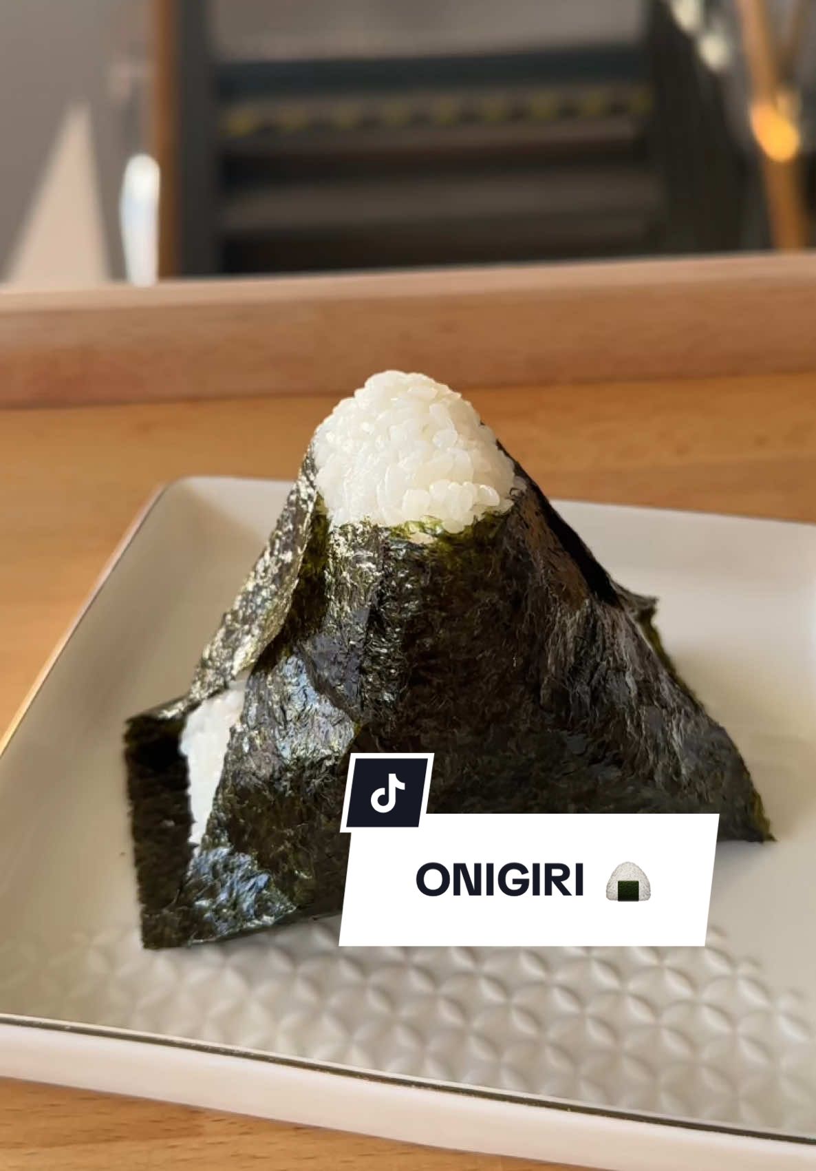 •najlepsze onigiri w Warszawie• Mieszkam w tym mieście odkąd pamiętam i o regularnie od czterech lat odwiedzałam @Niigata Onigiri , część z Was zauważyła jak dużo podróżuje i ostatnio trochę mnie tu nie było. Po moim powrocie postanowiłam znowu wybrać się w rejony politechniki Warszawskiej aby pokazać mojej przyjaciółce miejsce z najlepszym onigiri. Tak jak zawsze poszłam bez odpalenia mapy do miejsca, które tak bardzo uwielbiam. Przyznam Wam się szczerze, że nie zauważyłam, że to nie to samo miejsce - zamówiłam onigiri i po chwili dopiero zrozumiałam, że to nie jest ono. Okazało się, że już jakiś czas temu właściciele przenieśli się do lokalu nieopodal, który jest większy i można w nim zjeść w końcu stacjonarnie. W miejscu gdzie było ich stare okienko po chwili otworzyła się konkurencja, która stworzyła bardzo podobny koncept. I żeby nie było - uważam, że nie ma nic w złego w otwieraniu tego samego biznesu w miejscu gdzie poprzednik robił to samo lecz bardziej chodzi mi o to, że to miejsce jest złudnie podobne i nazwa lokalu jest napisała po japońsku co jest dość problematyczne i wprowadza dezorientację. Wiele osób myli te miejsca ze sobą i wystawia negatywne opinie dla Niigaty, która przez cztery lata ciężko pracowała na to, aby stworzyć renomę tego miejsca i świadomości marki. Dlatego stąd mój materiał, aby pokazać Wam, że to okienko to już nie oni i proszę aby po prostu ich nie mylić i nie wystawiać negatywnych opinii do Google, gdyż dla restauracji jest to ważne. Także sprawdzajcie zanim wystawicie komuś opinię - czy to na pewno jest to konkretne miejsce. ❤️‍🩹 Ps. Dziękuję @KulinarnieNiepowazni za udostępnienie klipów do mojego materiału 🙏🏼