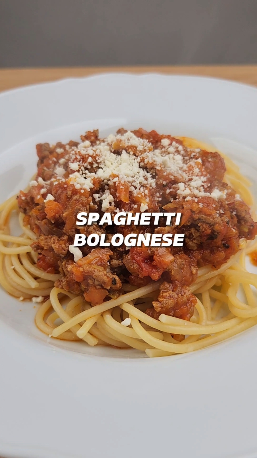 Biar didih lama sikit, nanti kuah tu jadi lagi sedap🤤 Resepi Spaghetti Bolognese: 400gm daging cincang 1 biji bawang besar dipotong dadu (nak lagi sedap guna bawang holland) ½ sudu besar bawang putih cincang (anggaran dlm 4 ulas) Bay leaf 1 sudu kecil dried basil 1 btg carrot + 1 btg saderi (kisar/potong kasar) 3 sudu besar tomato puree 1 kotak chopped tomatoes Air secukupnya 1 sudu besar beef stock powder Garam dan serbuk lada hitam secukup rasa 300-400gm spaghetti yang telah direbus  Untuk orang yg tak tahan rasa tomato yg kuat, boleh tambahkan gula untuk kurangkan rasa masam.  Selamat mencuba❤️ #Recipe #bolognese #pasta #foryou 