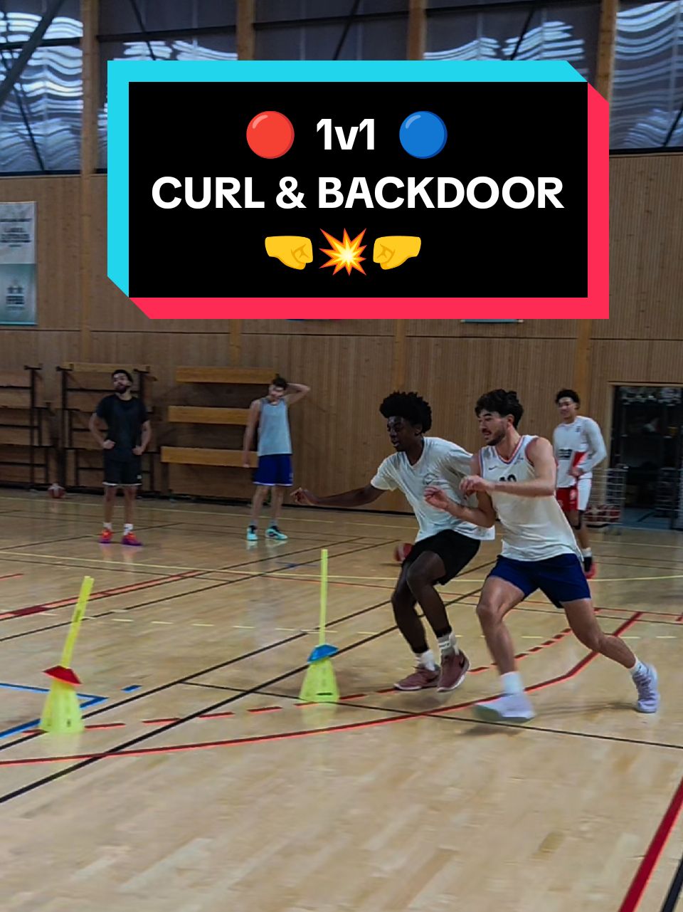 1v1 Curl ou Backdoor. Qui va tester ?  ⛹️‍♀️: @Titouan @_iam_thomas @896+76  #basketball #basket #workout #coach #coachjohn 