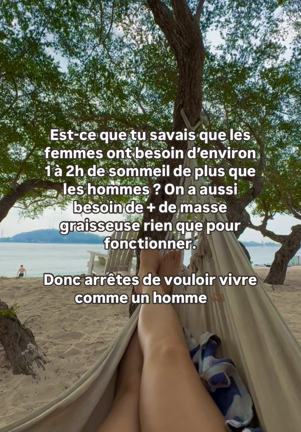 Tout le temps fatiguée ?  C’est peut-être parceque tu te cales sur les recommandations de sommeil faites pour les hommes. Selon les dernières études, les femmes ont besoin de 8 à 9h de sommeil en temps normal, et jusqu’à 10h pendant les règles. Alors que les hommes n’auraient besoin de 6 à 7h de sommeil… #sommeil #sommeilfemmes #hormones #vivreavecsoncycle #systemehormonal #sopk #fatiguechronique #santedesfemmes #bienetre #santenaturelle #hommesetfemme 