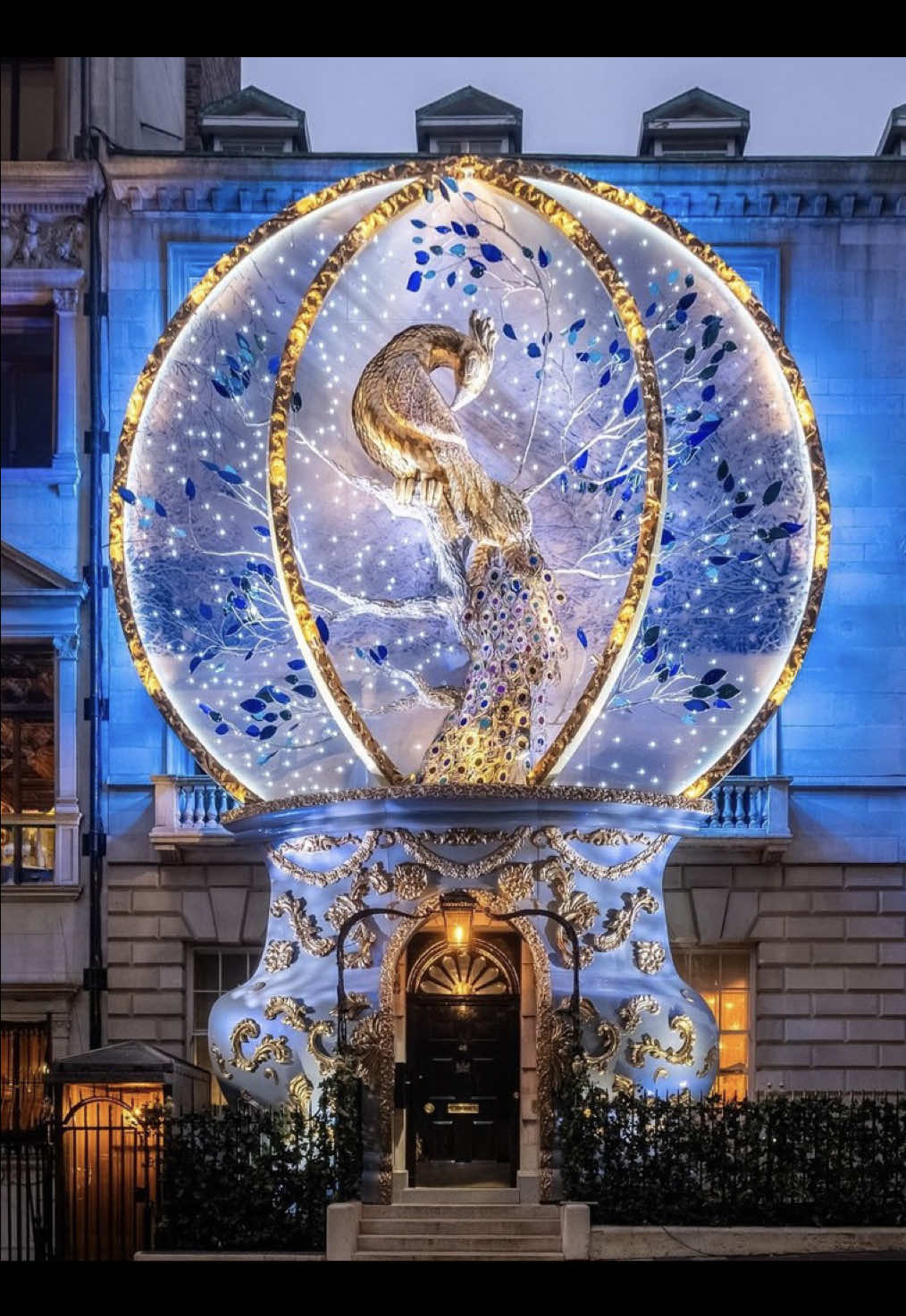 Have you seen Annabel’s Festive display yet? 😍 perfect spot in London for some festive portraits ✨ #ChristmasInLondon #ThisIsLondon #AnnabelsMayfair #FestiveDisplay2024 #VisitLondon #ChristmasTime #ForYou