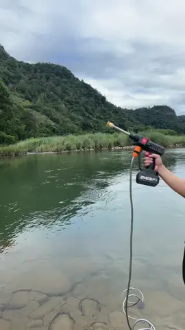 ✨Rechargeable high pressure washer. No need to connect to electricity or tap, you can use a bucket of water or even a bucket. Car washing, window cleaning, trash can cleaning, jet washing #pressurewashing #jetwashing #windowcleaning #garden #gadget #gift #Home #cleaning #cordlesspressurewasher #carwash #pressurewasher #foryoupage #carwashing #rechargeable #fyp #motorwash #portablepressurewasher #tiktokshopblackfriday #tiktokshopcybermonday