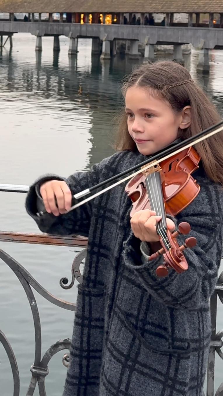 Wait for it❤️ This 11 years old girl asked me to play CLOCKS from Coldplay with her on the violin. It was an incredible and cute moment 🥹❤️ #violin #coldplay #coversong 