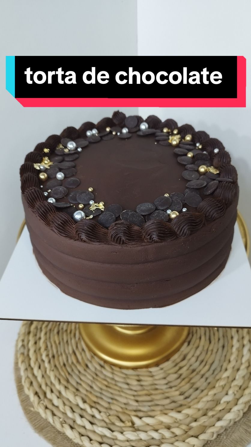 Acompáñanos a decorar está deliciosa torta de chocolate húmeda rellena de chocolate blanco 🍫 #tortadechocolate#tortas#reposteras#viral#pastelerss#parati#fyp#santiagodechile 