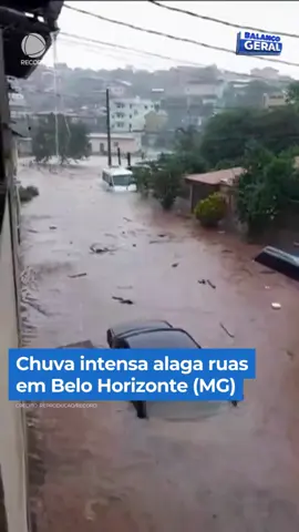 Situação dramática durante uma chuva #falabrasil em Belo Horizonte (MG). Ruas ficaram tomadas pelas águas, e perto de uma ponte, dava pra ver a altura em que o rio chegou. #BalançoGeral