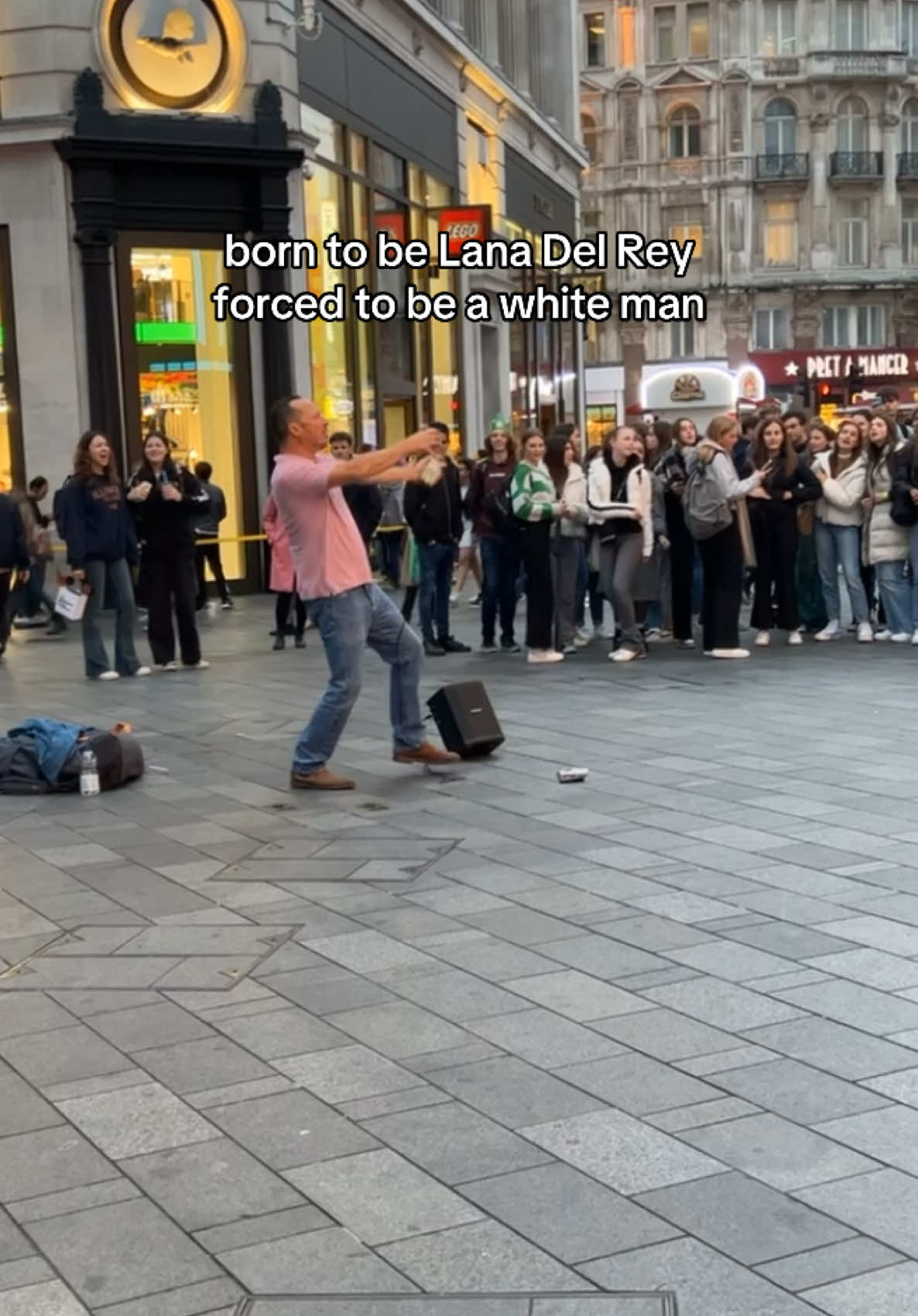 my fav white man, shoutout to @worldbusker go and send him some money😼 #oxfordlegend #oxford #london #singer #lanadelrey #singing #sing #fp #fy #trend #richard #summertimesadness #streetperformer #streetsinger #piccadillycircus #soho #mood #fyp #fy #trend