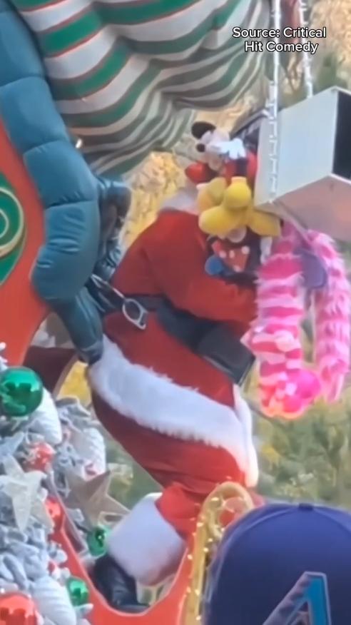 Santa Falls From His Sleigh During Disneyland's Christmas Parade.  #wonderfullvideos #foryoupage❤️❤️ #viral_video #ConSantanderConecto 