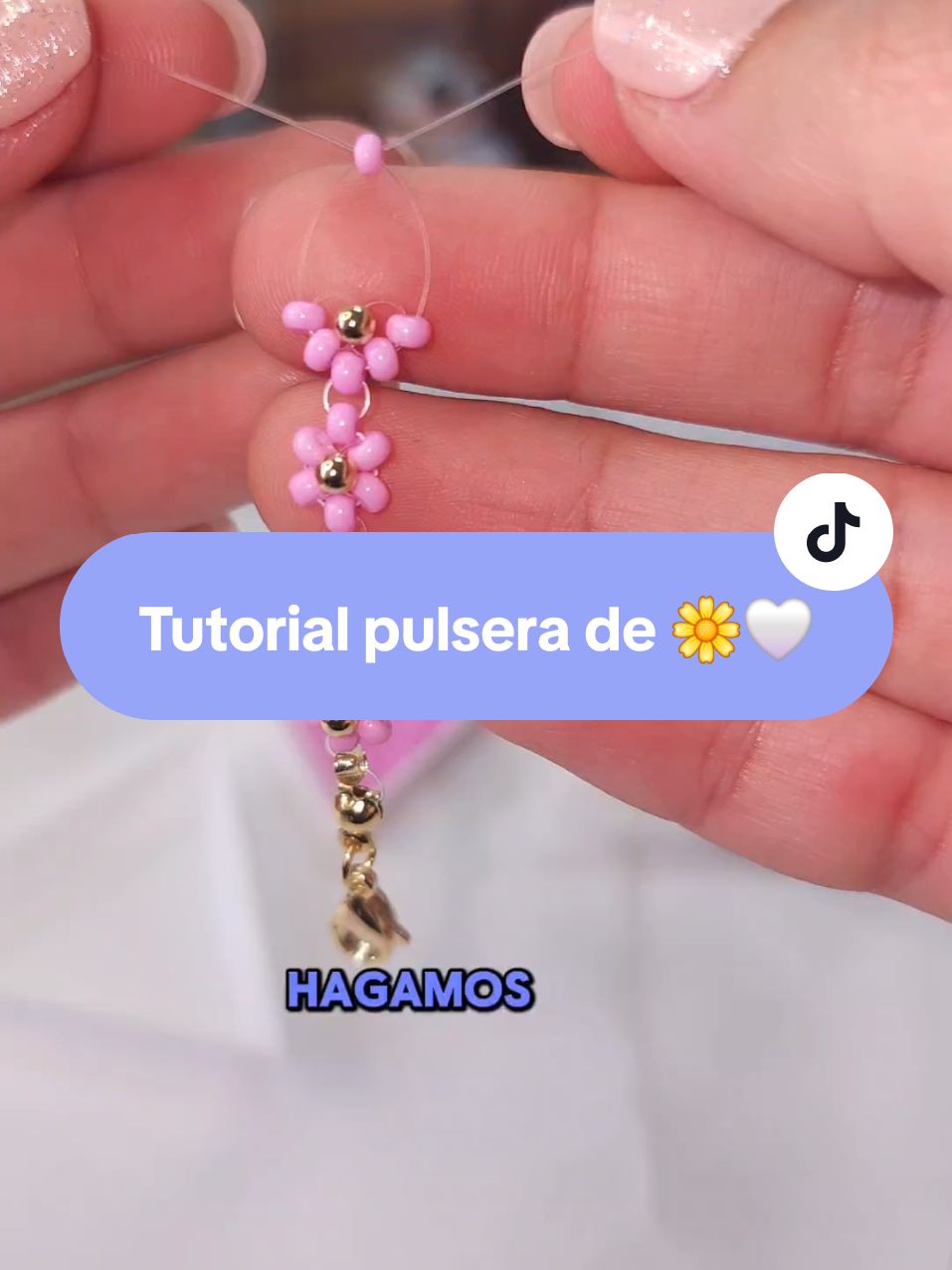 Paso a paso: cómo hacer pulsera de flores 🌸🩵 Pulsera de flores hecha a mano con mostacillas checas.  Más tutoriales en mi perfil ⚘️🫶🏻 #pulseradeflores #beadedjewelry #flowerbracelet #beadedbracelets 