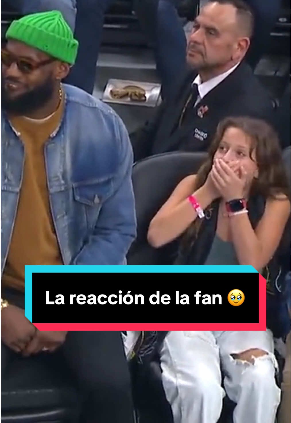 LeBron James, una fan, y una reacción única 🥹 #NBA #lebron #fan #re 