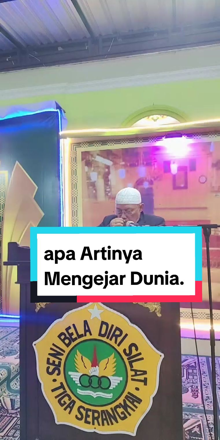 Apa Artinya Mengejar Dunia Tapi tidak Mengejar Akhirat. Jangan Hidup Seperti Wasit, mondar mandir selalu mencari kesalahan orang lain. tapi Hiduplah Seperti Tukang parkir, Maju mundur Tapi meluruskan. mengetahui Kendaraan yang dimilikinya Hanyalah Titipan. #LIVEhighlights #TikTokLIVE #LIVE #sbdstigaserangkai #pembinats @KWU Tiga Serangkai Pusat