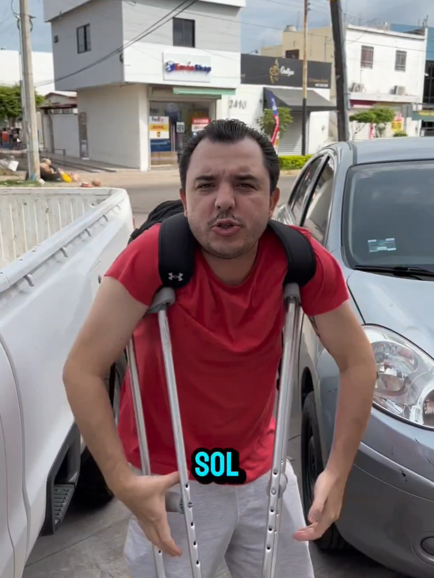 Muletas listas, canción en la boca, y el flow a tope. 🚗🎶 #muletas #alegrandocorazones #humor