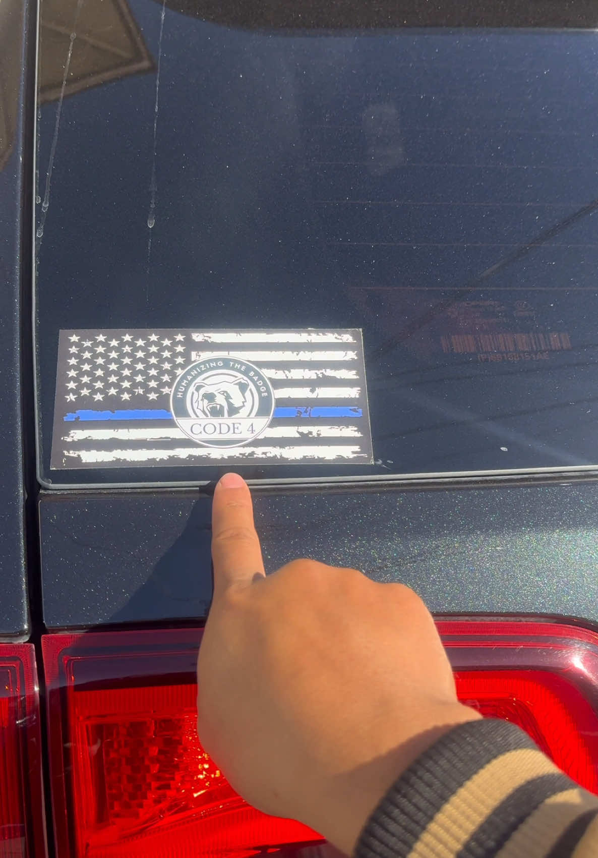 bandera con linea azul MUESTRA TU APOYO A LA COMUNIDAD DE POLICIAS CON ESTA BANDERA DE LA LINEA AZUL. #TikTokShop #latinos #policia #patrulla #policía #respeto #apoyo  #comunidad #policía 