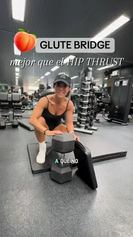¿Sabías que el Glute Bridge es mejor que el Hip Thrust para los glúteos? 🍑  Te cuento por qué: 1️⃣ Aisla más el glúteo: Al hacerlo en el piso, el rango de movimiento es más corto, lo que activa el glúteo de forma más intensa, sin que los isquios o cuádriceps intervengan. 💥 2️⃣ Menos riesgo de lesiones: Al no tener carga sobre los hombros ni un rango tan largo, es más seguro para la zona lumbar. 🏋️‍♀️ 3️⃣ Control total del movimiento: Al estar en el suelo, puedes concentrarte mejor en la contracción máxima del glúteo y evitar movimientos no controlados. 🔥 Guarda este video para que incluyas esta serie en tu próxima rutina:  4x 🔹 10 repeticiones completas 🔹 10 repeticiones cortitas (mantén la tensión) 🔹 10 segundos en isometría (contracción máxima)  . 👉 Cuéntame si ya lo conocías o si lo vas a probar! Te leo en los comentarios 👀💬 . #glutebridge #hipthrust #gluteos #gluteostraining #gymtips #Fitness #pesas #entrenamientodefuerza 