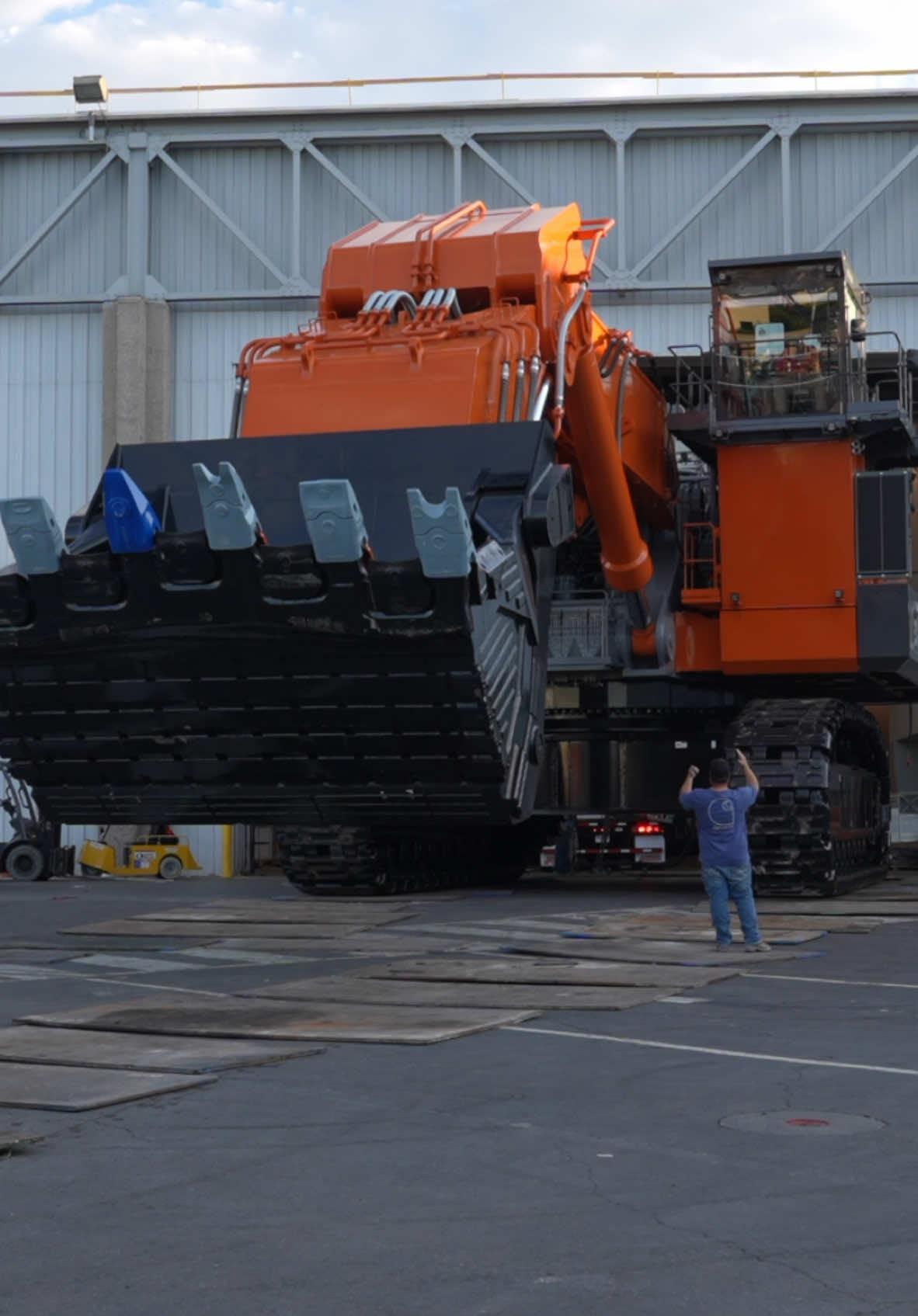 530 tonne Hitachi EX5600 moving out of the Las Vegas Convention Center a few days after the end of MINExpo 2024 #mining #hitachi #minexpo #hitachimining #heavyequipment #engineering 