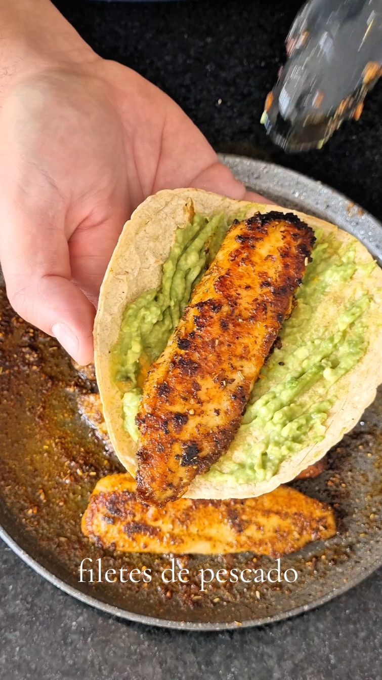 Por si no sabes que comer hoy Estos filetes quedan increíbles acompañados de arroz o en salada, pero si los haces taco con guacamoles y una salsita Cremosa de Chipotle te aseguro que te vas pa tras! INGREDIENTES 10 filetes 6 cdas de Aceite  1/2 cda de Sal 1/2 cdta de Pimienta Negra 1 cdta Ajo en polvo 1 cdta Cebolla en polvo 1cdta Polvo de Chiles 1 cdta Mezcla Italiana 1 Limon Mantequilla #cocinafacil #Receta #Foodie #cocinamexicana #comidasaludable #hijosdesuhambre #tevaspatras #saborestiktok 