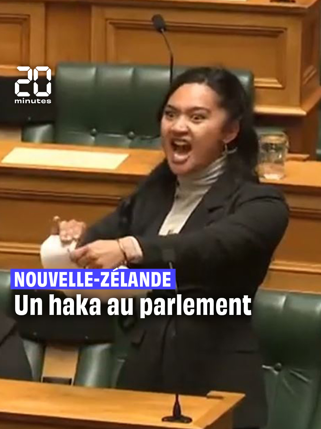 Pour défendre les droits des Maoris, une député néo-zélandaise a entamé un haka retentissant en pleine séance parlementaire ce jeudi 14 novembre 2024. Sur les images relayées par le média Te Ao Maori news, on peut voir la députée maorie Hana-Rawhiti Maipi-Clarke, se lever de son siège pour engager un haka, jointe rapidement par d'autres collègues députés. Le président du parlement a suspendu la séance pendant une heure jusqu'à ce que la tribune soit évacuée #sinformersurtiktok #tiktoknews #Haka #NouvelleZélande #Maori #HanaRawhitiMaipiClarke #Parlement #politique