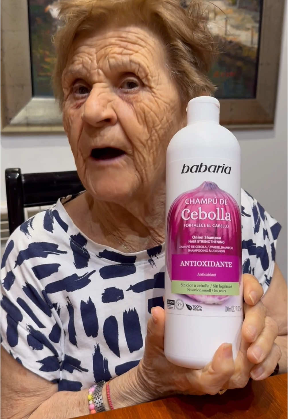 Con la cebolla, te soluciono la vida, 🎵yo te enseño como 🎵  ¿Sabías que la cebolla 🧅 fortalece el cabello? 💇 Por eso @babaria_es  tiene su champú de cebolla. Llevo unos días probándolo y estoy encantada. Nos hemos hecho inseparables, hasta duermo con él.  Pruébalo, y dirás, ¡Guau, no me lo creo!, como me pasó a mí #babaria #champudecebolla  Y descubre más remedios con cebolla.