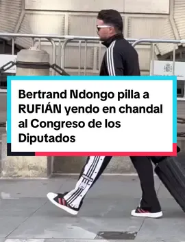 El vídeo de Rufián en chándal de Periodista Digital que ha hecho furor en todo el mundo La llamativa vestimenta no ha pasado desapercibida para nuestro reportero Bertrand Ndongo y némesis del independentista, que al verlo en chándal, deportivas y gafas de sol no perdió la oportunidad para grabar el ‘desfile’ del portavoz de Esquerra Republicana (ERC). No te olvides de seguirnos para estar al tanto de la actualidad política española 🇪🇸📰  #rufian #chandal #congreso