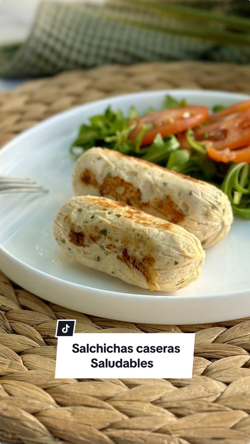 🌭SALCHICHAS CASERAS SALUDABLES  ✅SIN HARINAS✅NATURALES✅SINGLUTEN RECUERDA DEJARME TU ❤️GUARDAR Y COMPARTIR🥰👏🏼 Hace mucho que dejé de comprar salchichas en casa, y la verdad es que esta opción me parece ideal para saciar el antojo de forma sana. Puedes congelarlas e ir sacándolas a medida que las necesites, pruébalas y me cuentas 😄 INGREDIENTES PARA 4 SALCHICHAS 🍗250 gr de carne molida de pollo o pavo 🧅 Cebolla en polvo 🧄 Ajo en polvo 🥄Comino 🌿Perejil 🥚1 huevo mediano  🧂Sal y pimienta 🧀 Queso opcional  PREPARACIÓN 🍗Mezcla en un bol la carne molida con las especias al gusto, el huevo, la sal y la  pimienta  🧀Extiende sobre una lámina de papel film un poco de la mezcla en un extremo y ciérralo haciendo presión para darle forma. Si las rellenas de queso asegúrate de que este no quede por fuera. Haz un nudo en cada extremo para fijarlos  🌿En un cazo con agua hirviendo coloca las salchichas y cocínalas 7 min. Cuando estén listas puedes pasarlas por una sartén para dorarlas con aceite de oliva o congelarlas para sacarlas cuando las necesites  . . . #singluten #sinharinas #sintacc #keto #lowcarb #fit #glutenfree 