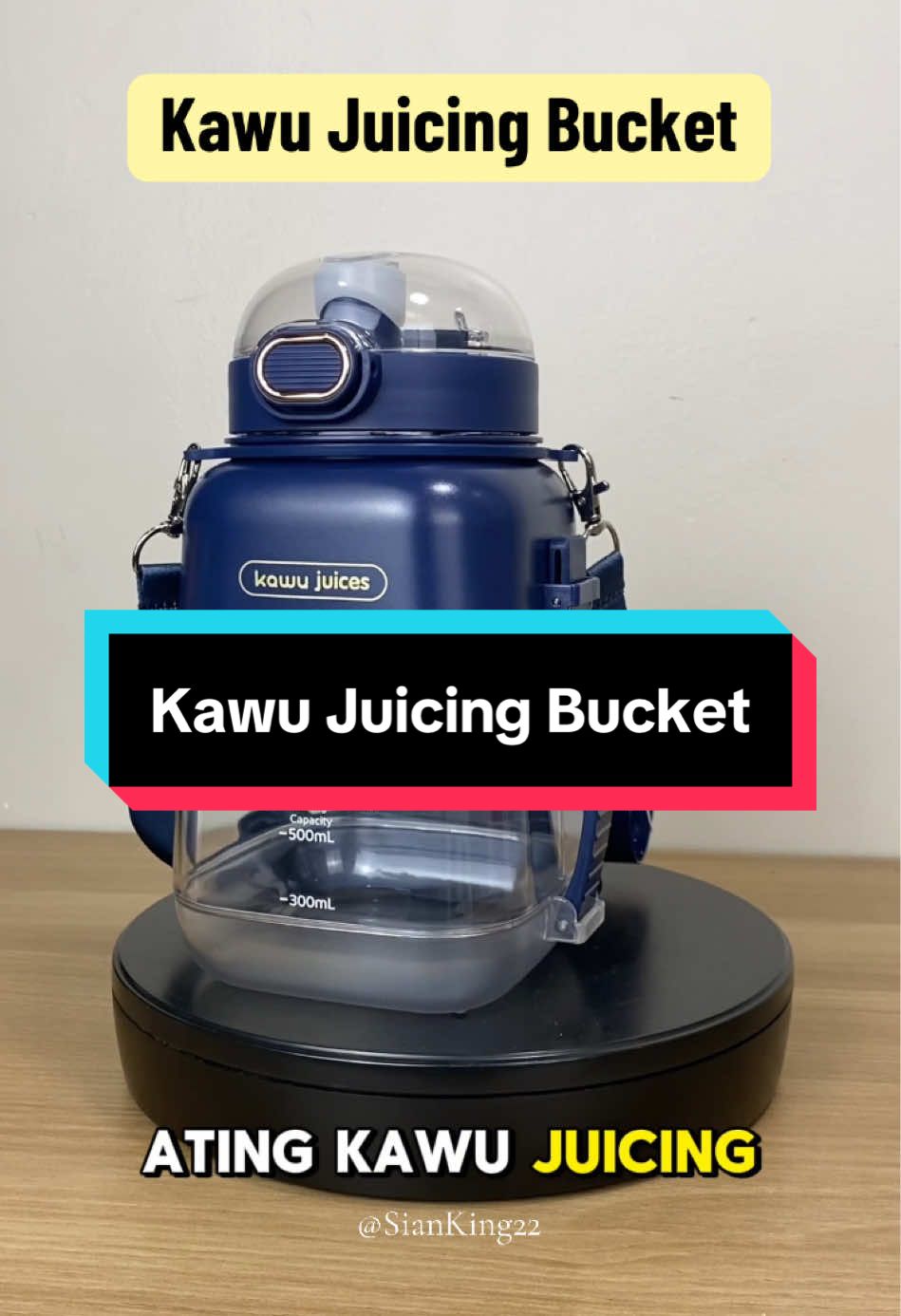 Blend, shake, and enjoy your drinks anywhere with the Kawu 1000ml Portable Blender! Comes with a free shoulder strap and straw for effortless outdoor refreshment. #kawu #juicingbucket #blender #tumbler #portableblender #fruitshake #sianking 