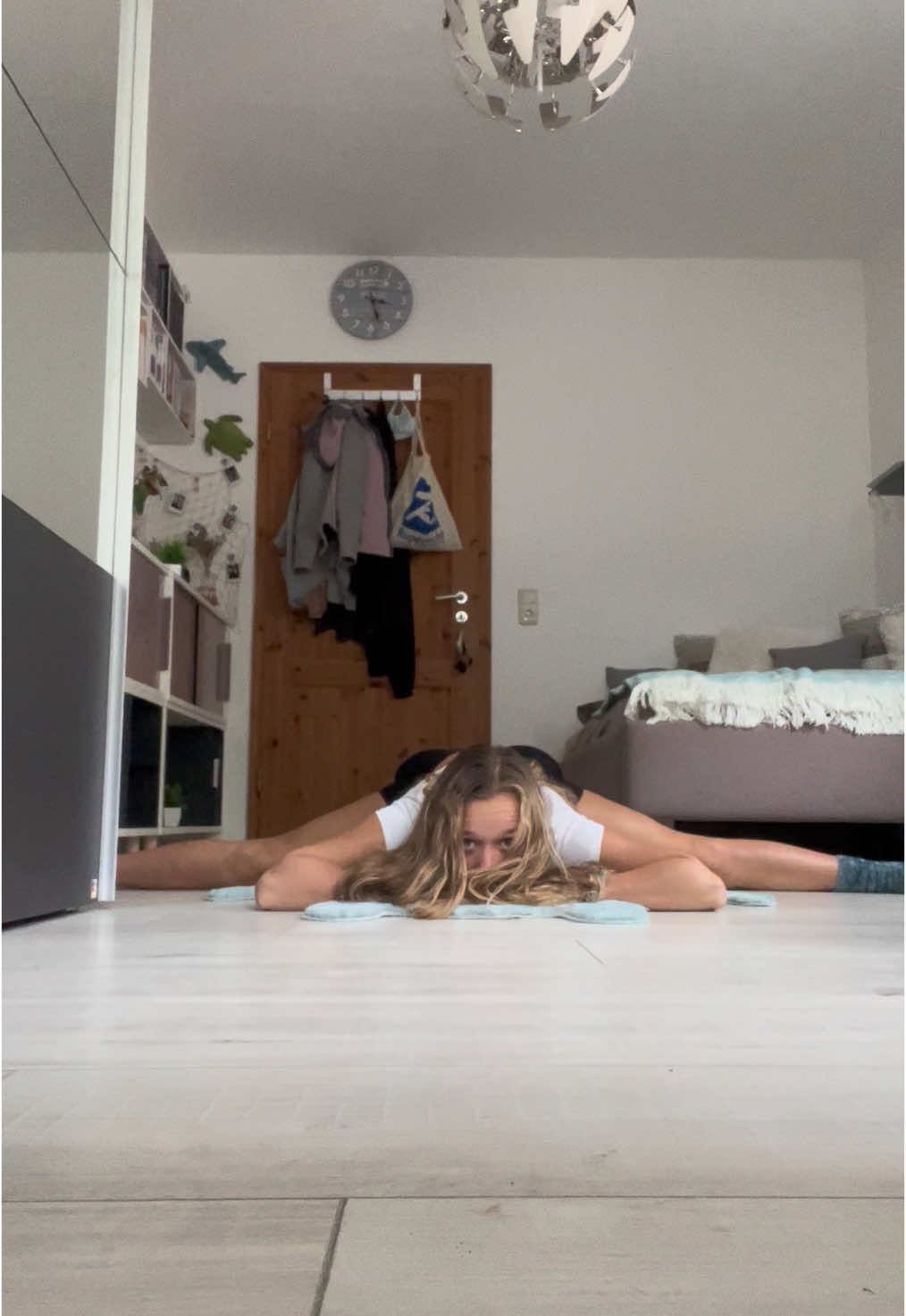 Deine Erinnerung, dass man sich regelmäßig dehnen muss um besser zu werden😁 #dehnen #contortion #beweglichkeit #splits #spagat #krückengirl #fyp #fypageシ #fy #trendingsound #treanding #viral_video 