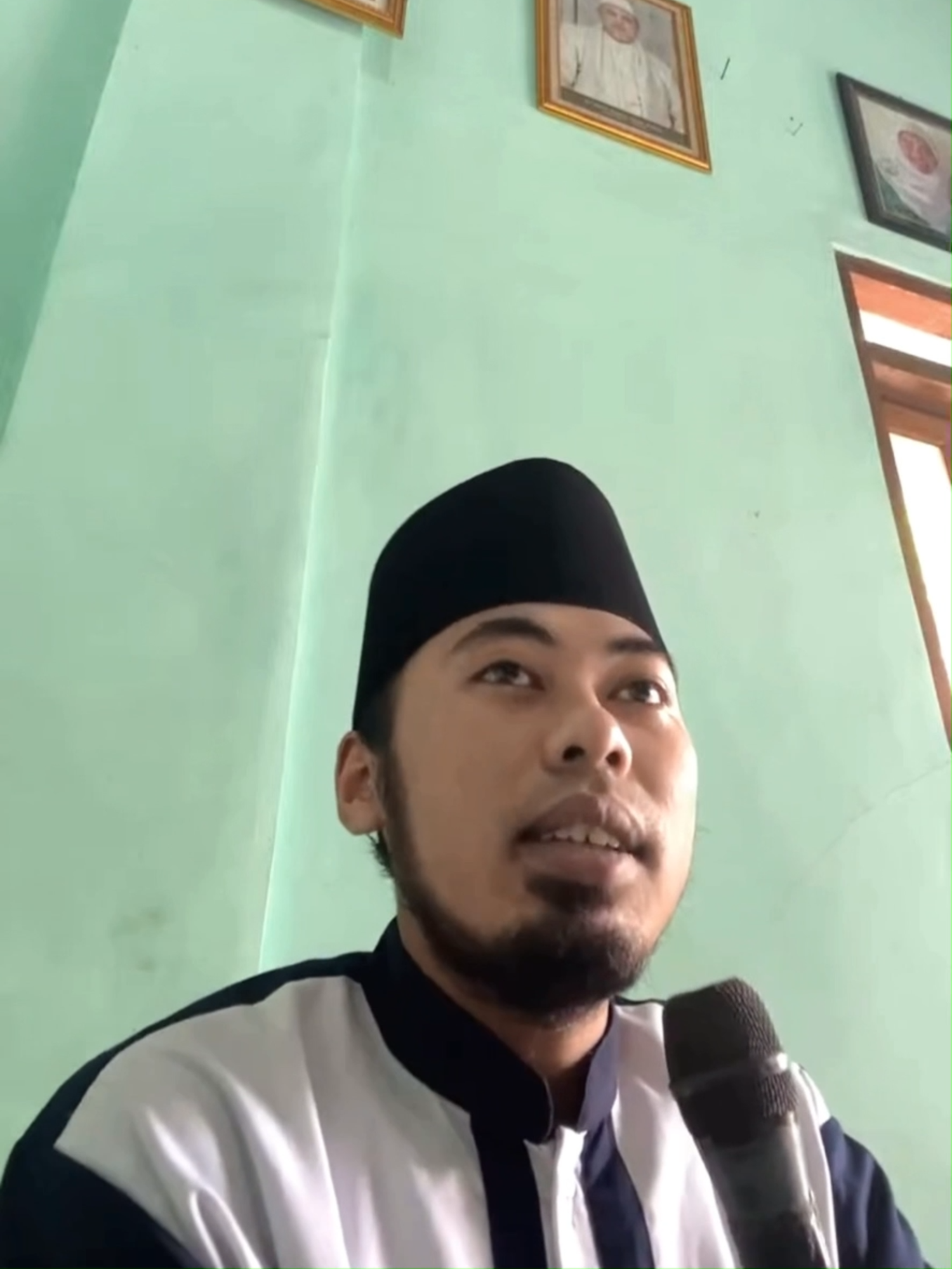 Mencari Ilmu itu hendaknya ilmu yang dapat membuka tutupnya hati. Hati yang terbuka dapat membedakan mana hal baik sehingga dapat dikerjakan, dan mana hal buruk sehingga dapat ditinggalkan. Hati yang terbuka seperti ruangan yang memiliki lampu, seseorang didalamnya bisa tahu, ada apa saja disitu, sehingga dapat memanfaatkan hal disekitarnya dengan maksimal. Sebaliknya hati tertutup seperti lampu yang padam, meskipun terdapat banyak hal, orang yang berada didalam ruangan yang padam tidak akan sadar akan kemanfaatan barang-barang tersebut #quotes #shorts #santri #ngaji