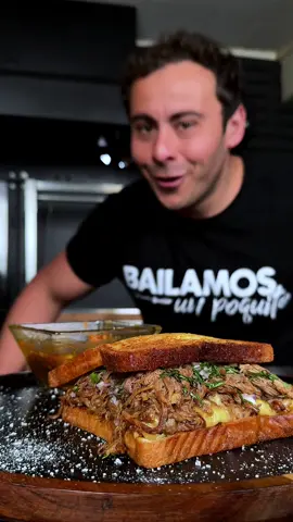 Con birria en sándwich y Jorgito de aliado, sabor mexicano y baile asegurado!🌮 @Cervecería Kunstmann  👉Ingredientes: 1 kilo de tapapecho (carne ideal para birria) Sal al gusto 1 cebolla 2 tomates 3 dientes de ajo Ají cacho cabra (cantidad al gusto, según picor deseado) 1 cda. de pimienta 1 cda. de clavo de olor 1 cda. de tomillo 1 cda. de comino 1 cda. de orégano 2 hojas de laurel 1 rama de canela 1 litro de agua hirviendo 1 cda. de vinagre blanco Cebolla morada picada (para el caldo final) Cilantro picado (para el caldo final) Pan tostado con mantequilla Queso granulado o laminado para la base 👉Preparación: Sella la carne: Sazona el tapapecho con sal por ambos lados. En una sartén caliente, sella bien la carne hasta dorarla en todas sus caras. Reserva. Haz el caldo: En una olla, saltea la cebolla, los tomates, el ajo, y el ají cacho cabra. Luego, añade las especias: pimienta, clavo de olor, tomillo, comino, orégano, laurel y canela. Incorpora el agua hirviendo, el vinagre blanco, y cocina todo durante 20 minutos. Licúa y regresa a la olla: Pasado el tiempo, licúa las verduras y el caldo. En la olla, mezcla el caldo licuado con un poco más de agua hirviendo. Añade la carne reservada y cocina a fuego lento por 2 horas (o 1 hora si usas olla a presión). Desmecha y reserva la carne: Cuando la carne esté tierna, desmenúzala y mézclala con un poco de su caldo. Caldo de birria: Cuela el caldo restante, y agrega cebolla morada picada y cilantro para darle un toque fresco. Este será el caldo de birria para mojar el sándwich. Arma el sándwich: Tosta el pan, coloca una base de queso granulado (opcional), añade la carne desmechada, cebolla morada y cilantro picado. El toque final: Moja el sándwich en el caldo de birria antes de cada bocado para disfrutar el máximo sabor. Acompaña este sandwich con una cerveza de verdad. Una rica torobayo de kunstmann 🎶 Bailamos un poquito… ¡y a disfrutar! 🎶 #sandwich #birria 