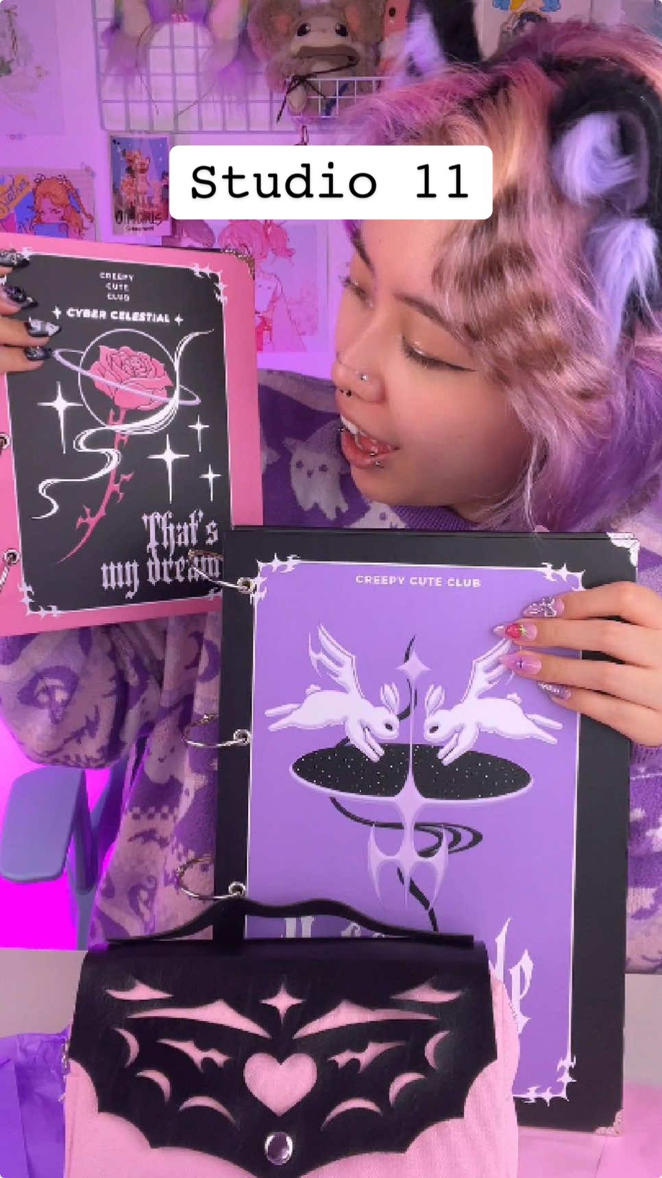 O planner mais fofo e trevoso que você já viu!💜🦇 Obrigada @Studio 11 ® por todos esses itens de papelaria, todos são a minha cara!✨ ⭐️Cupom: AYRA20 (Ganhe R$20 de desconto em qualquer compra acima de R$79,00 no site do Studio 11)⭐️ www.studio11shop.com.br  #papelaria #emo #alt #fofo #planner2025