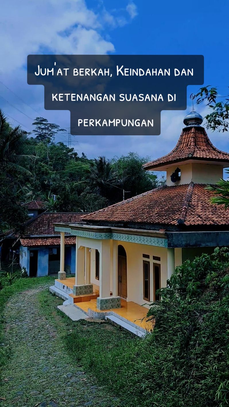 Jum'at berkah, Keindahan dan ketenangan suasana di perkampungan #jumatberkah #pemandangan #suasanakampung #lemburkuring #mesjid #solawatan #bobojong #cibanggala #campakamulya #cianjurselatan #jawabarat 