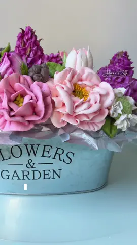 Creating a marshmallow flower bouquet 🌸 #edibleart #ediblegarden #julianazefir I #marshmallow #edibleflower #edibleplants #pastryart #pastrytraining #ediblebouquet #edibleartwork #zefirflowers #marshmallowflowers #marshmallowfloristry 
