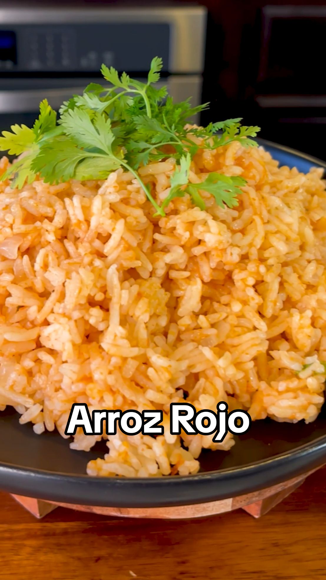 Arroz Rojo Mexicano 😋 Otra receta rápida y fácil: Arroz Rojo Mexicano. El Arroz Rojo es un platillo muy popular y el acompañamiento perfecto para cualquier comida. INGREDIENTES PARA EL ARROZ ROJO: Para la salsa: ► 3 jitomates ► 1/4 de cebolla blanca ► Un pedacito de jalapeño ► 2 dientes de ajo ► 1 cda de consomé de pollo ► 1/4 cdita de pimienta negra ► Un poco de sal ► 2 tazas de agua Para el arroz: ► Un poco de aceite ► 1/4 de cebolla blanca ► 2 tazas de arroz (yo uso arroz Jazmín) ► Un poco de cilantro #fyp #foryou #parati #Receta #recetas #recetasfaciles #Recipe #arrozrojo #mexicanrice #redrice #arrozmexicano #recetascaseras #comidamexicana #mexicanrecipes