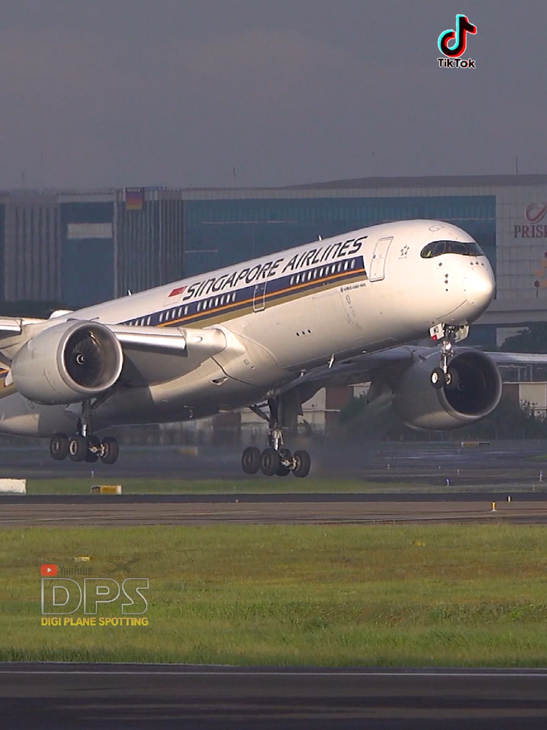 Singapore Airlines SQ958 A350-900 9V-SMO | Singapore SIN - Jakarta CGK #singaporeairlines #reels #airbus #boeing #shorts #videopesawat #aeroplane #avgeeks #penerbangan #terbang #planespotting #aviation #closeupshot #smoothlanding #butterlanding #videopesawat #takeoff #soekarnohatta #aeroplanephotograpy #bandarajakarta #bandaraterbesar #aircraft #sonyrx10 #pesawat #turbulence takeoff #landing #airlines