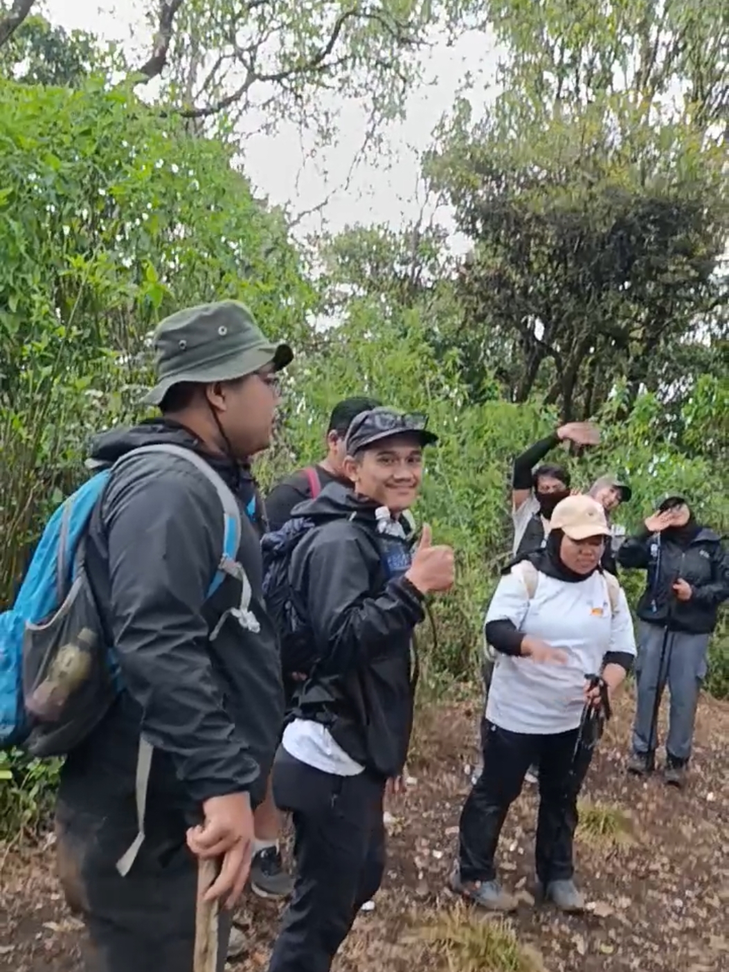 tiada pertemuan tanpa perpisahan..akhirnya kami  akan meninggalkan puncak malabar besar...terimakasih malabar besar, kenangan indah bersamamu tetap tersimpan dalam hati... #creatorsearchinsights #lestarikanalamindonesia #JelajahLiburan #jalanjalan #temanhealing #naikgunung #alamindah #udarasegar #malabar #kenanganhanyauntukmu 