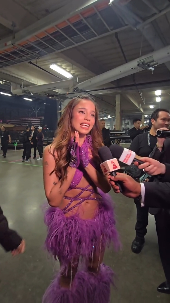 emi super emocionada antes de salir a cantar en los grammys💖 #emiliamernes #emimernes #fyp #emilia #grammys 