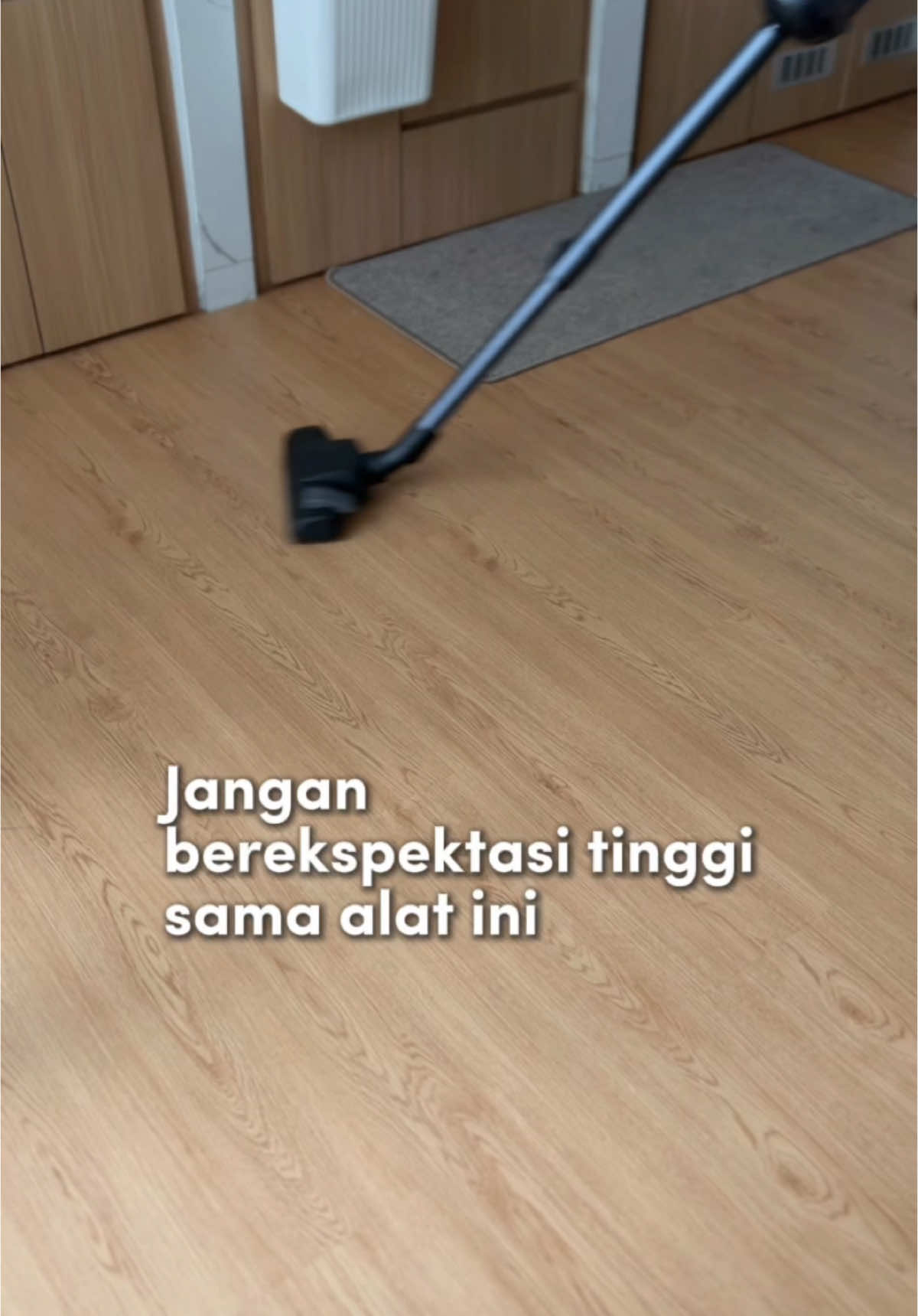 Vacuum cleaner ganteng ini suctionnya mantap sih. Bisa dipakai untuk bersihin sofa, karpet, lantai, bahkan kasur sekaligus karena daya hisapnya 21.000 Pa. Dilengkapi dengan 3 kepala sikat lagi. Vacuum cleaner Jetzt X12 Pro wajib ada di rumah. Dan ini bebersih sekaligus bersedekah, karena setiap pembelian vacuum cleaner Jetzt kita berkontribusi 